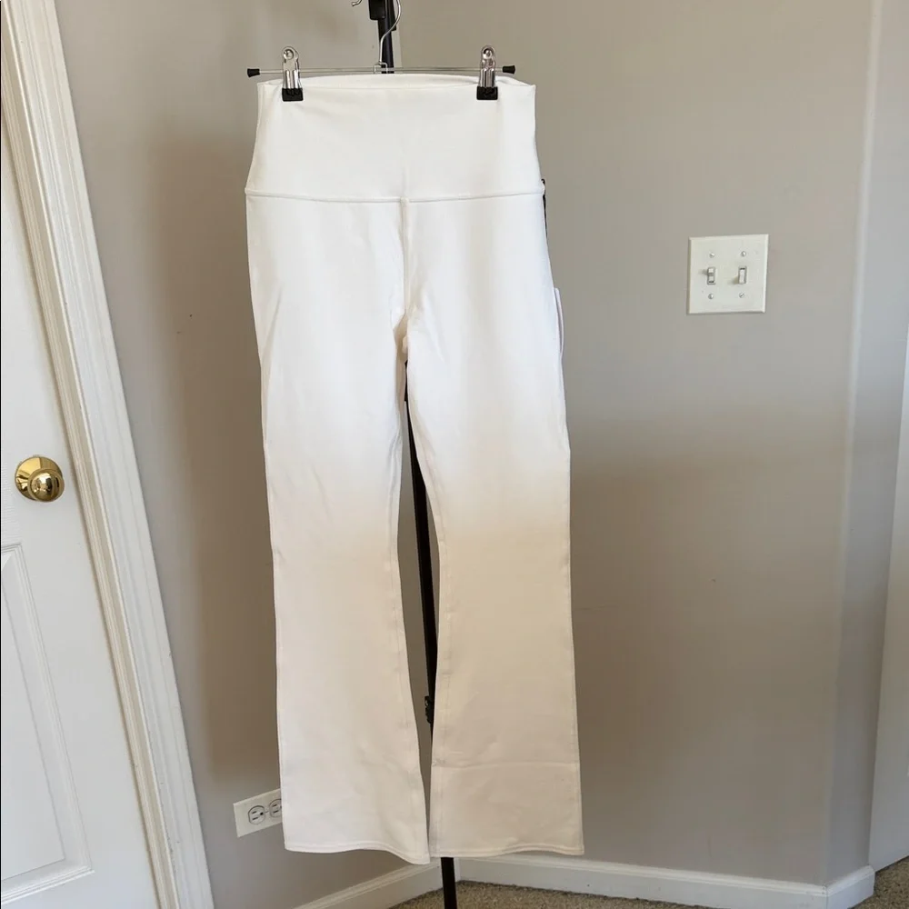 ALO Yoga Airbrush High Waist 7/8 Bootcut Legging in Ivory: M